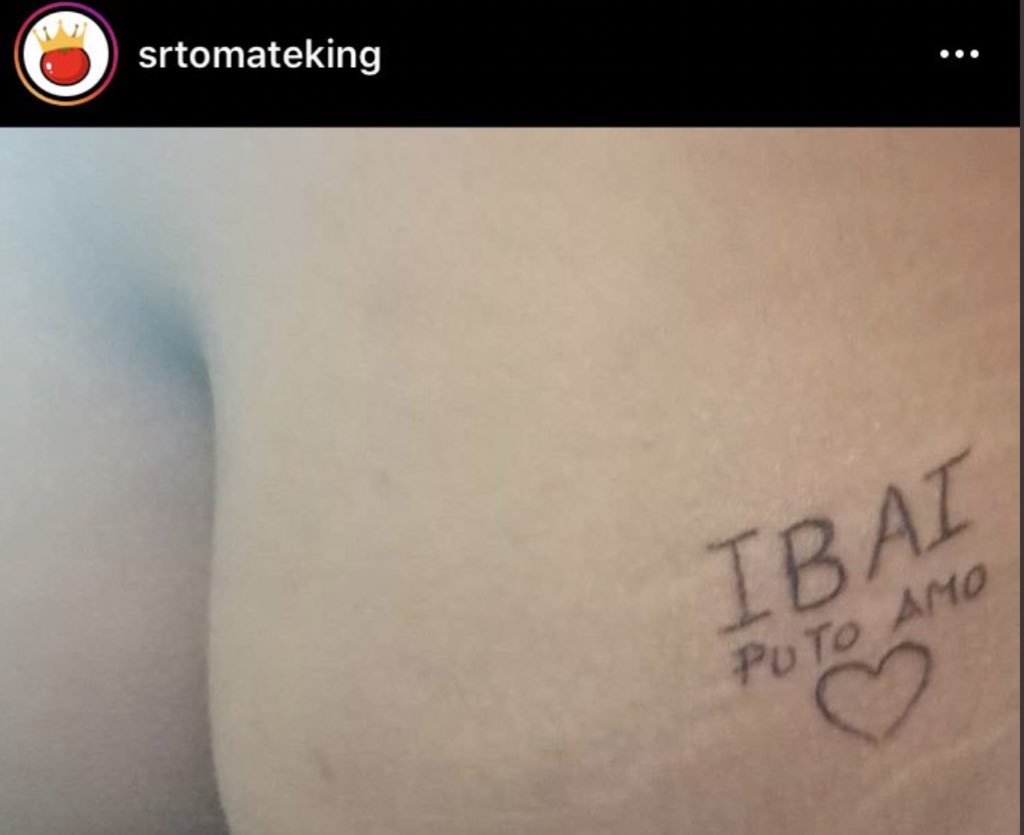IbaiLlanos's tweet photo. Este señor estaba tatuándose en directo 

Ha dicho que si le hosteaba se tatuaba “ibai puto amo” en el culo. Yo pensaba que era la típica broma pero no. 

Le he dicho que no lo hiciera. 

Él quería hacerlo. No le he podido parar. https://t.co/JeXLpYpnFm