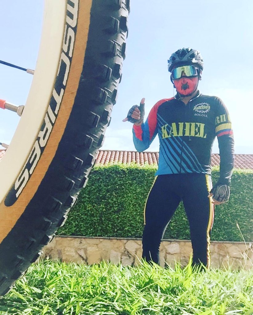 kahelr's tweet photo. Aún sigo a un kilómetro de mi casa 🏡🚵🏽🔥🔥😷 Más fuertes | a un kilómetro de mi casa 🏡 || entrenando ando || 🧠🦵🏽🚵🏽♂️🔥 || #btt #mtb #mountainbike #cycling #ciclismo #mtblife #msctires #bici #nature #bikelife #enduromtb #bikeporn #ridegiantridelife #mtbbogota #mtbcolombia 🧠🦵🏽🚵🏽♂️ https://t.co/ezZPJri7EJ