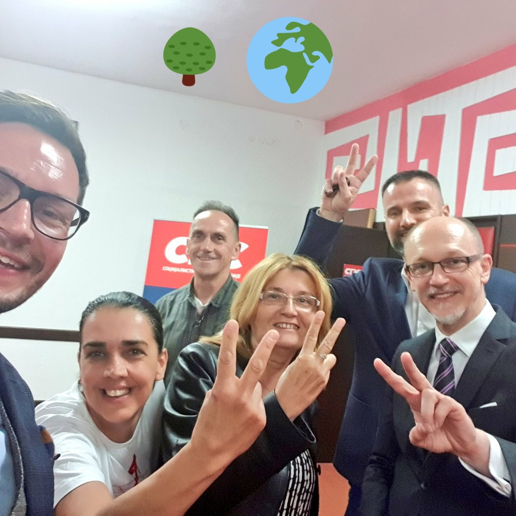 LogPolitiko's tweet photo. 2️⃣ Mi stojimo postojano! ✌🏻 Odlično druženje sa @socijalisti u Čačku i @nemanjatrnavac uz političko-ekološko predavanje #GoranTrivan 🌳🌻🐦 #IvicaDacic #socijalisti ✊🏻 https://t.co/WNp64L2jkI
