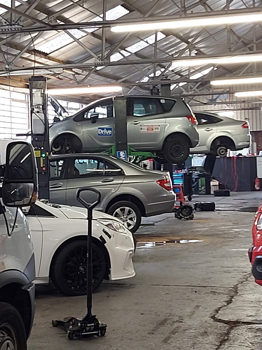 HAutocentre's tweet photo. Busy, busy day
Ramps are full
☎️01482 474383 ☎️
 #thursdayvibes #smallbusinessowners #eastyorkshire #mechanicslife https://t.co/6CZf5FioBP