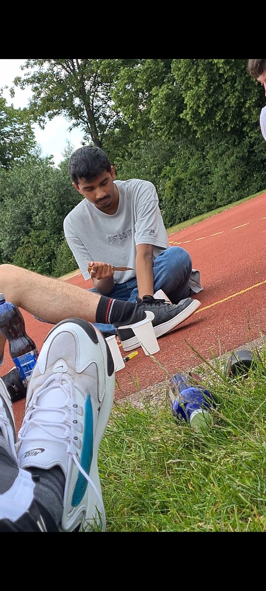 cem_loo's tweet image. Einer meiner Freunde will sich verletzen was soll ich tun