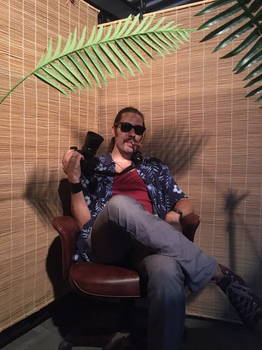 Et c’est une fin de shooting photo au <a href="/thehangar84mtp/">Hangar '84</a> !
Stay tuned !