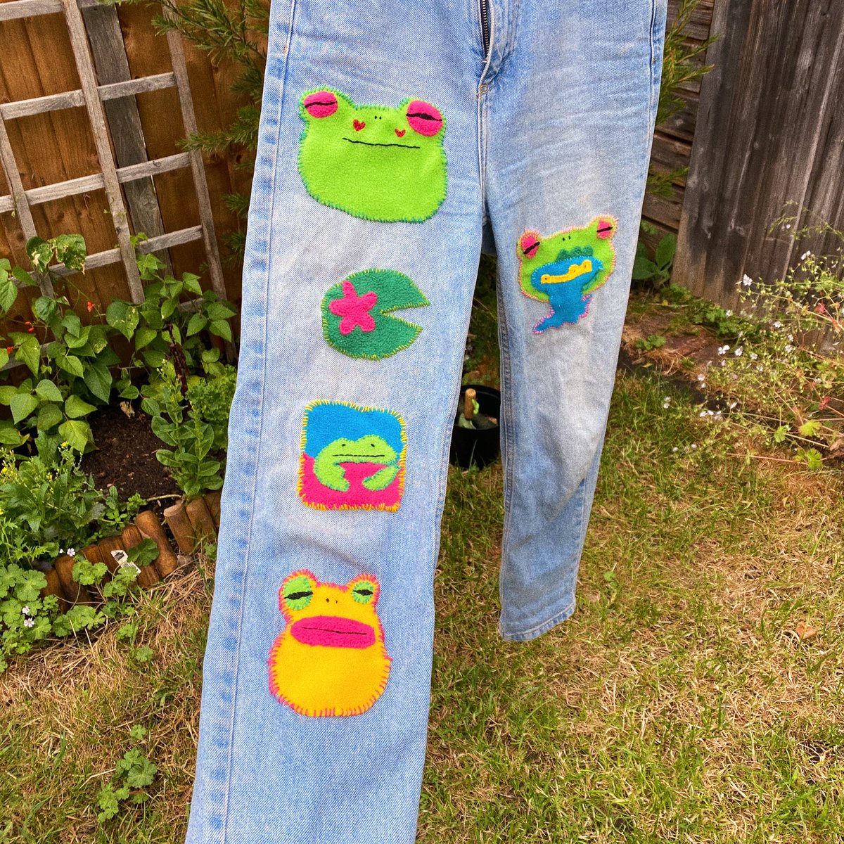 alitheloaf's tweet photo. These are now up on my shop! Link pinned to my profile, pls RT if you have a hot minute i really want these to find these the perfect home 🐸💓💫🐝 https://t.co/HV1VFrLdZT