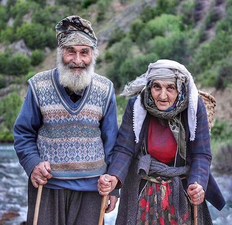 Ana-babanıza ihsan ederseniz, çocuklarınız da size ihsan eder.

( Taberani )