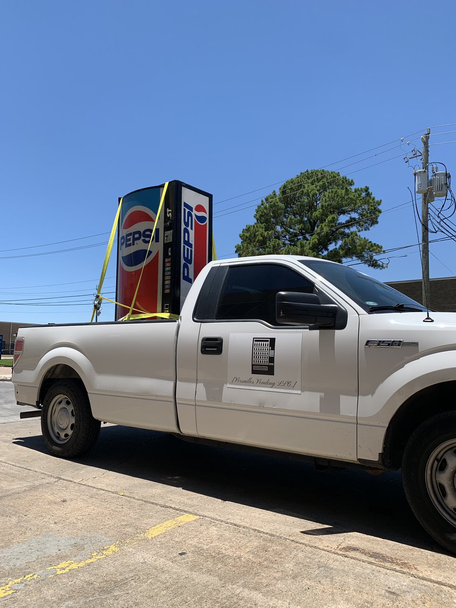 vvendingllc's tweet photo. new addition to the team 👀🔴🔵 #drinkmachine #sodamachine #business #houston #localbusiness #Entrepreneurship #vendingmachine #vending https://t.co/eSfskoGAGJ