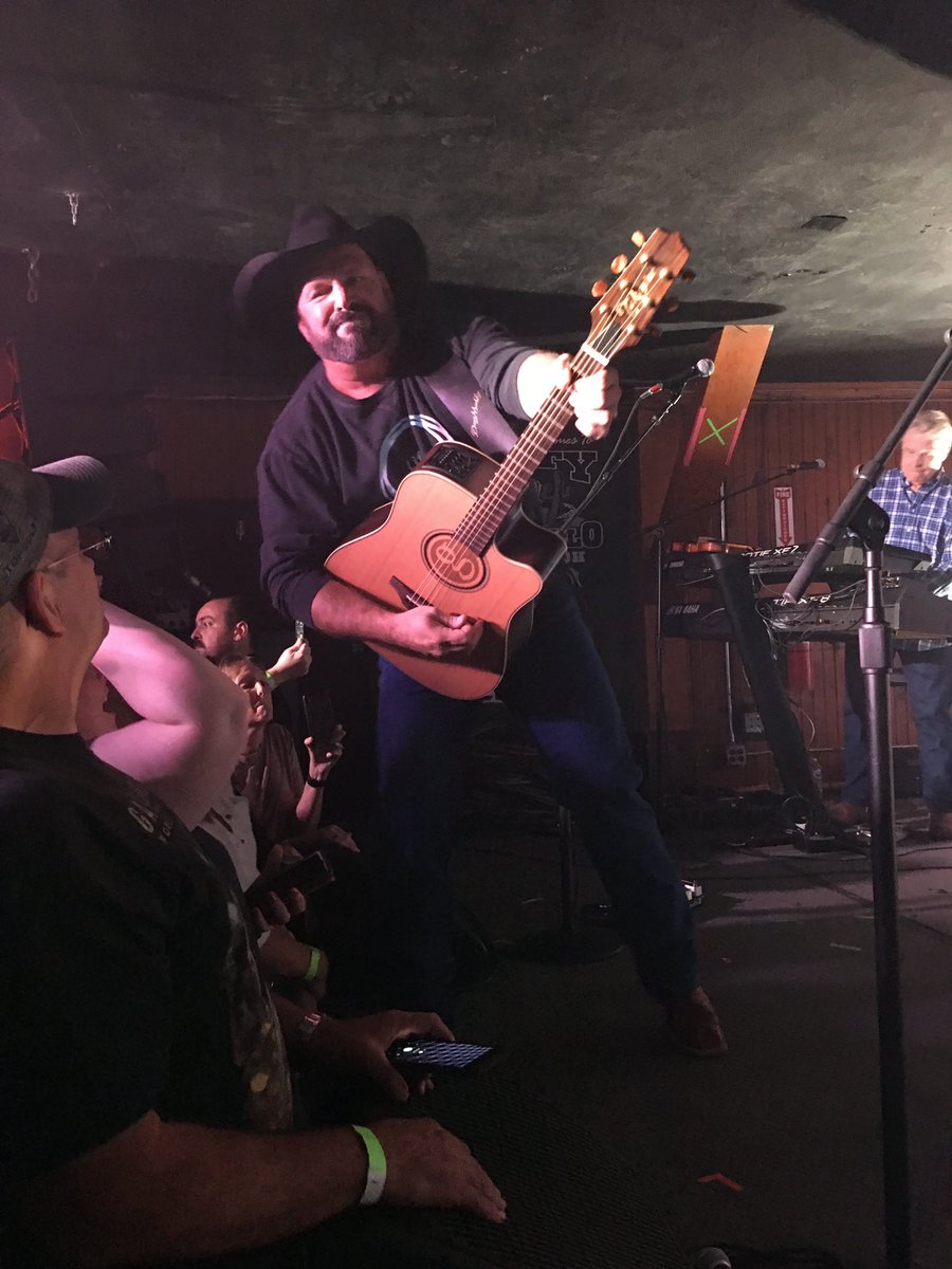 wilsonator2010's tweet photo. @garthbrooks This is awesome!!! But nothing..and I mean NOTHING will beat the @dustyarmadillo show. #divebar #drivein #thankyou https://t.co/rbu30rOYfb