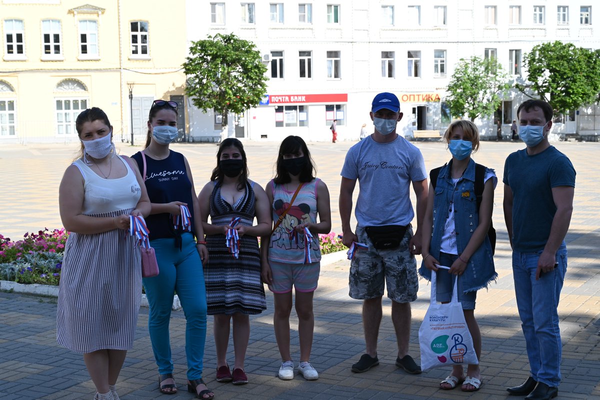DAAN0905's tweet photo. Сегодня, 11 июня, елецкие молодогвардейцы и добровольцы по традиции вышли на улицы древнего города, чтобы поздравить горожан с наступающим Днем России и вручить им ленточки, символизирующие Российский флаг. https://t.co/cxog3dUOF8