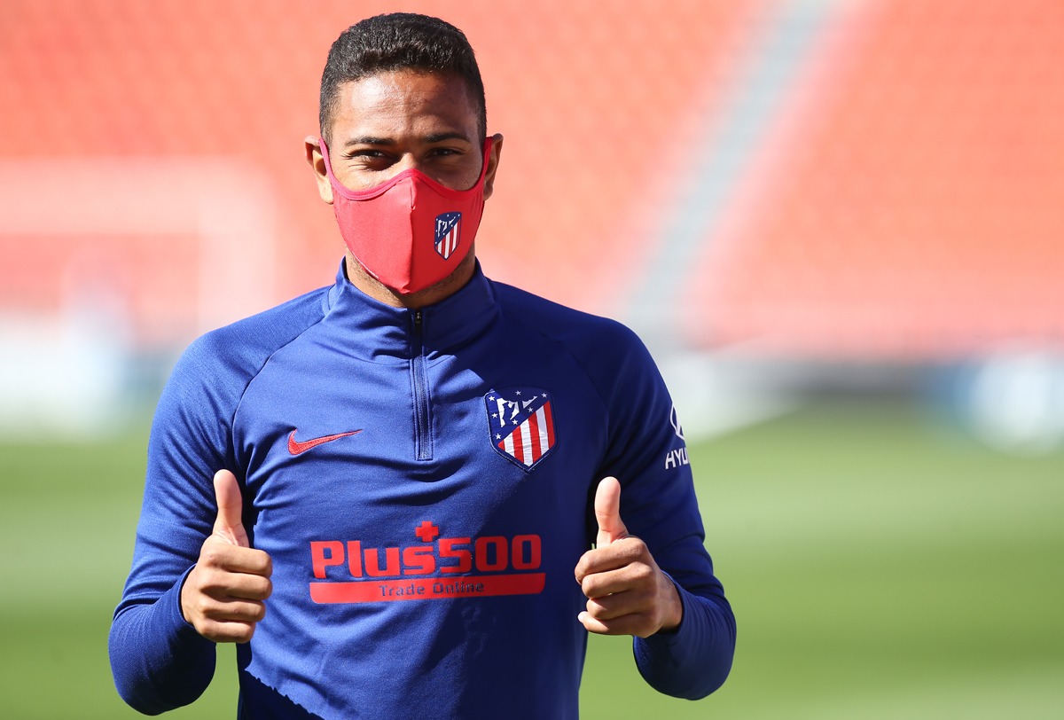 _vicentone's tweet photo. El @Atleti ya tiene mascarillas higiénicas oficiales, las mismas q va a llevar el 1er equipo y las Féminas. 
No es un trapo, son casi una FFP2 y lavable
Diseños discretos menos en la de los niños, muy rojiblanca
Ya están en tienda y pronto online
Así le queda a Joao 'Maravilhao' https://t.co/gLsDwI9AoJ