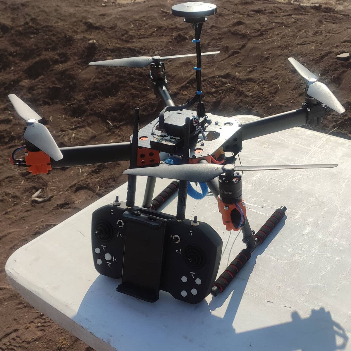 RoboMoticChile's tweet photo. Capacitando y probando nuestro modelo compacto de drone #robomotic #quadcube, con un alcance de 15km. Sólido como una roca!
#dronestagram #dronesdaily
#customdrone #ig_drone #igdrone #chiledrones #chiledrone #dronechile #droneschile #uavexpert #uavdrone #rpa #rpas #cubepilot https://t.co/BkydSWLWB8