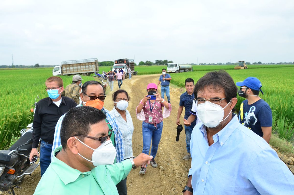 La jornada incluye un encuentro con agricultores en los exteriores de la junta parroquial de San Jacinto de #Colimes e inspeccionamos los trabajos de bacheo de la vía a Los Limos en #Palestina. Tenemos que seguir cuidándonos, aún la emergencia por el #coronavirus no ha terminado.