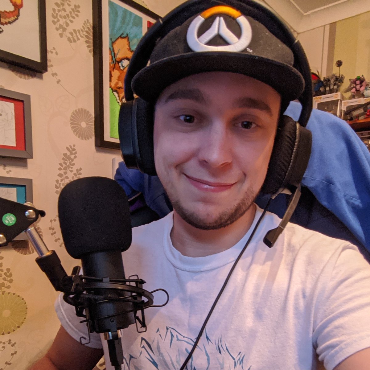 Bamb00beast's tweet photo. It's that time again.....🎮🐼 Bit of Apex Gameplay tonight gonna smash out some games and get those dubs (Hopefully)😂🙈We're only 17 followers away now from 700 https://t.co/cou1lpm5O2😁🥰 #letmetakeaselfie #haveagreatweek #loveyall #backtonight #streamtime #twitch #apexlegends https://t.co/TfKCL2VJZl