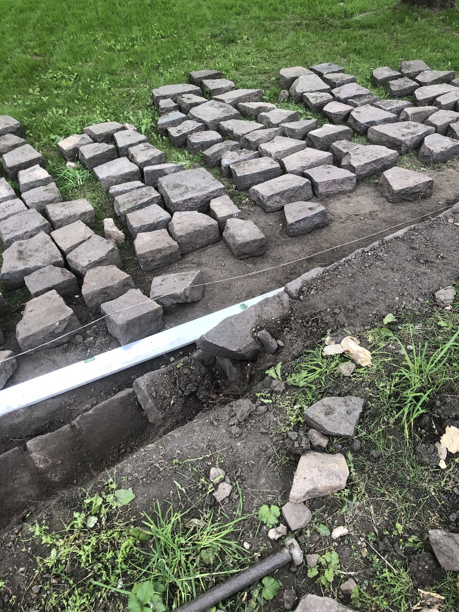 Riesen_klein's tweet photo. #Trockenmauern wieder aufbauen, können wir auch.  #Bauteam #Riesenklein #HoherWeg4 #DenkMal https://t.co/ULfUNgLCIo