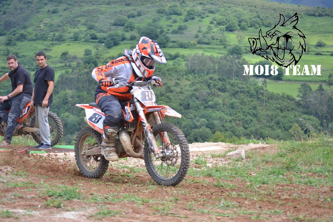 Moi8Team's tweet photo. 🧡 Yo ya voy a por el fin de semana.
#muchogascompañeros!!!!
#moi8 #moi8team #moi8_team #moi8pro #totalpro #vamostropa #tupuedes #yahueleaviernes #motocross #aunarueda #sextaafondo #notodosaleenlasredes #mx #rider #entrenos #preparado #nosvemosenmoto #desdeasturias https://t.co/iXQE55eFaa
