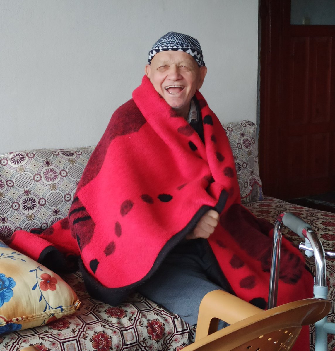 87 yaşındaki felçli dedemin neşesi,
Benden tüm mutsuz ve kendini dertli sanan arkadaşlara gelsin. 🌞🌞🐍