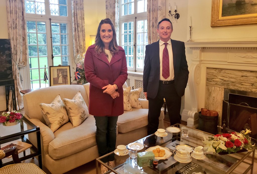 ¡Poné ya <a href="/canal10uruguay/">Canal 10</a>! 

En minutos el embajador @IanDuddyFCO junto a <a href="/VeroChevalier/">Verónica Chevalier</a> en <a href="/LaTardeEnCasa/">La Tarde en Casa</a> contando sobre el video que publicaremos hoy a las 19:00 celebrando el cumpleaños de la Reina y el trabajo conjunto entre 🇬🇧 y 🇺🇾.