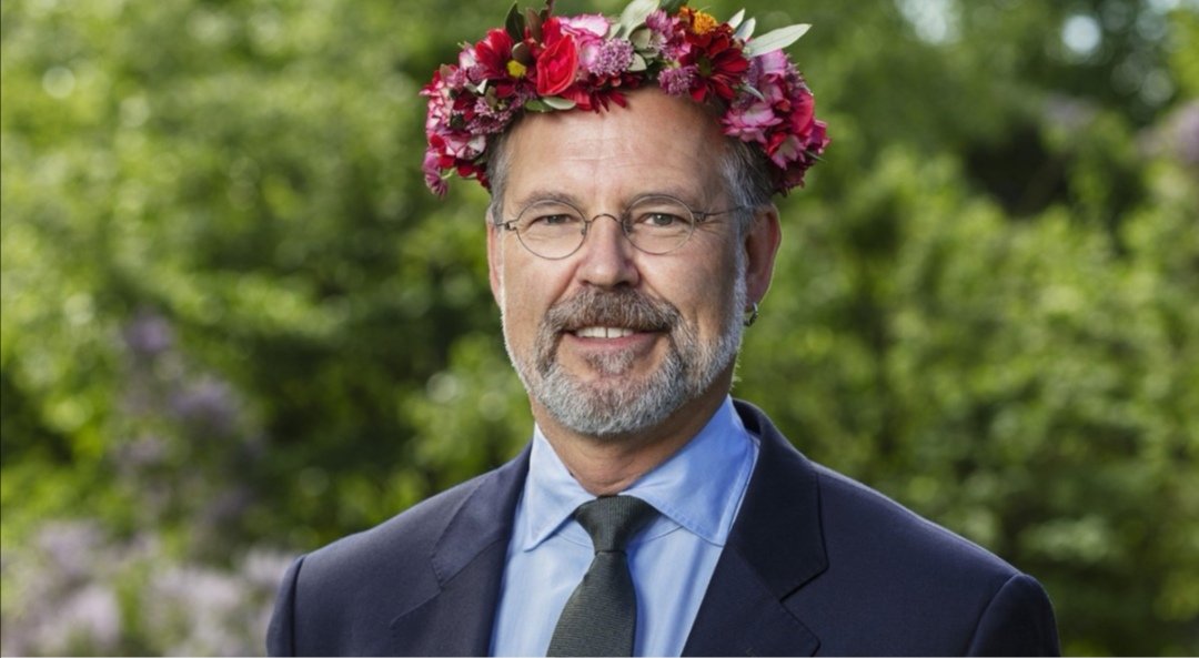 "Klockan har slagit sen timme och alkoholen flödar. Det är fest. Jag står inför valet o kvalet om jag ska åka hem eller inte. Jag är glad. Jag väljer att stanna. En starköl o två snapsar senare så händer det. Kuken åker fram. Jag heter Anders Borg och det här är mitt sommarprat."