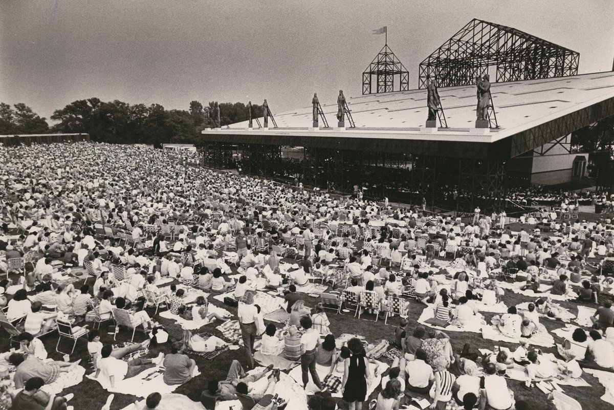 riverbendpnc's tweet photo. Here's some old school cool for ya! #TBT to a record crowd attending a @CincinnatiPops' 4th of July concert at Riverbend Music Center in 1987!
Photo by @Enquirer https://t.co/DOyDh6TdYy