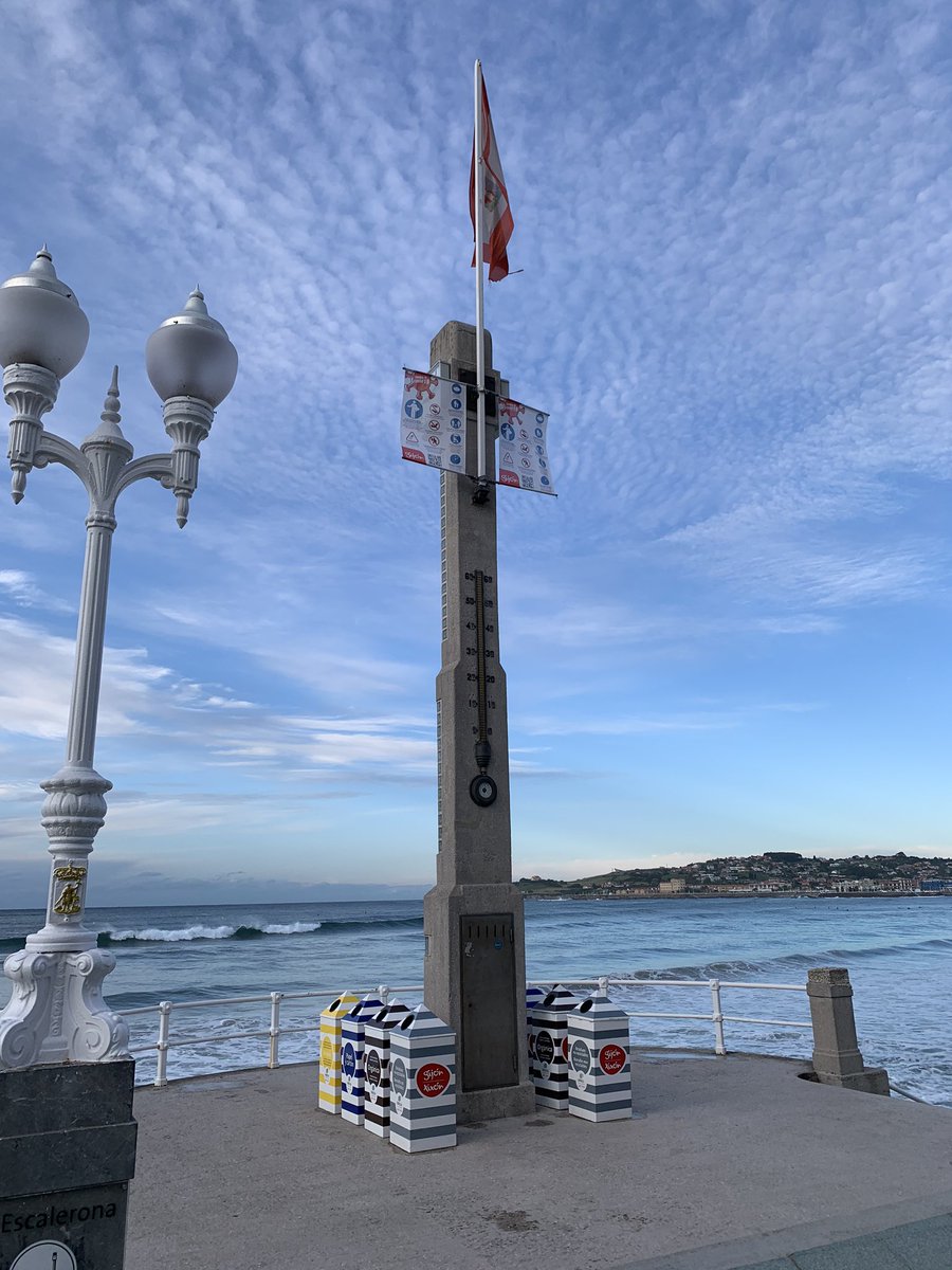 OutXixon's tweet image. Muy guapos los nuevos carteles de la playa. Ahora solo falta que nos regalen unos prismáticos para verlos.