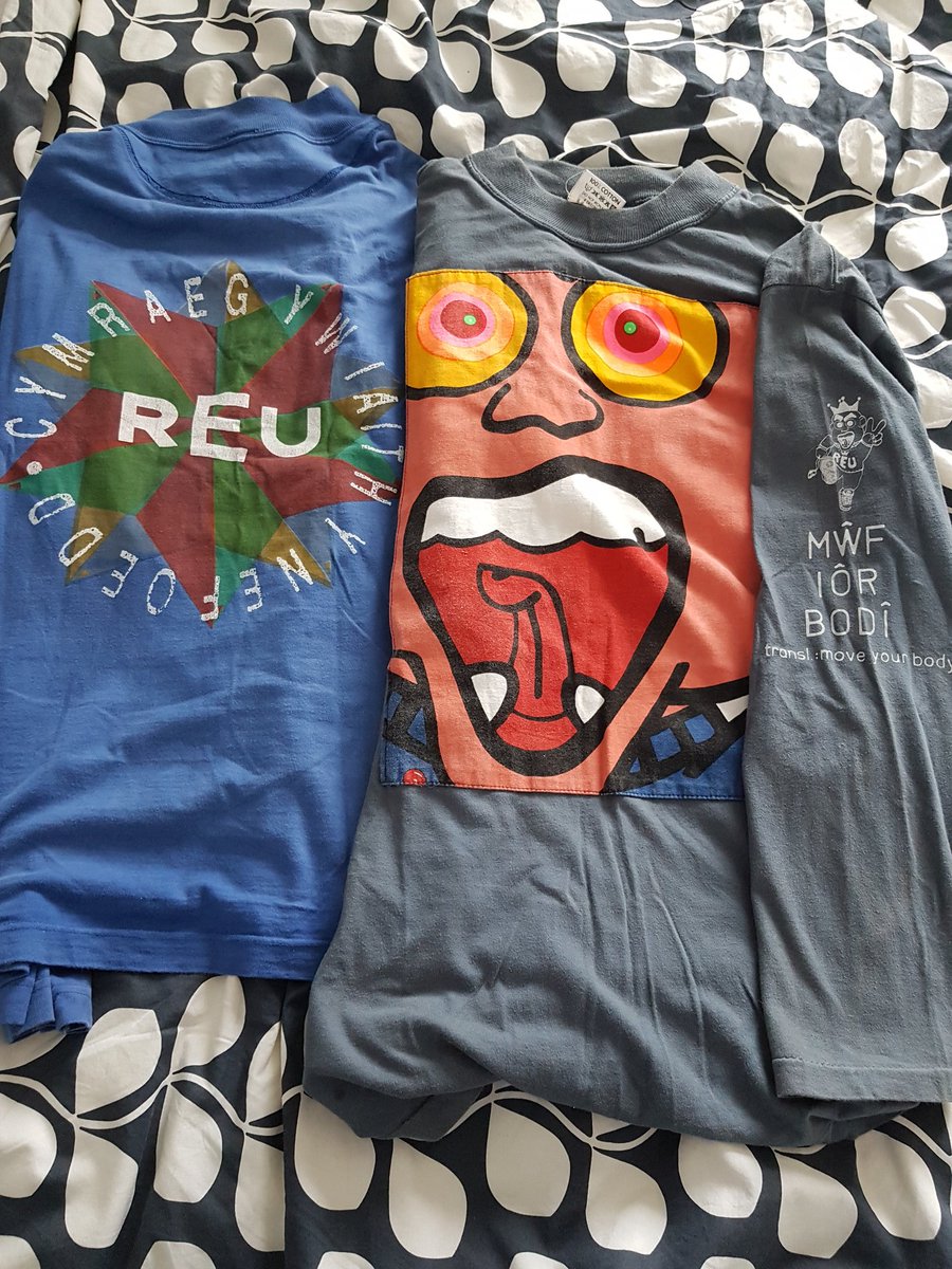 HeleddP's tweet photo. 'Sgen i ddim crys gan fand cyfoes ond 'di ffeindio bocs o hen grysau. Heb benderfynu eto pa un i'w wisgo fory #DyddCrysauTBandsCymru #WelshBandsTShirtDay https://t.co/PUKBVOCCi0