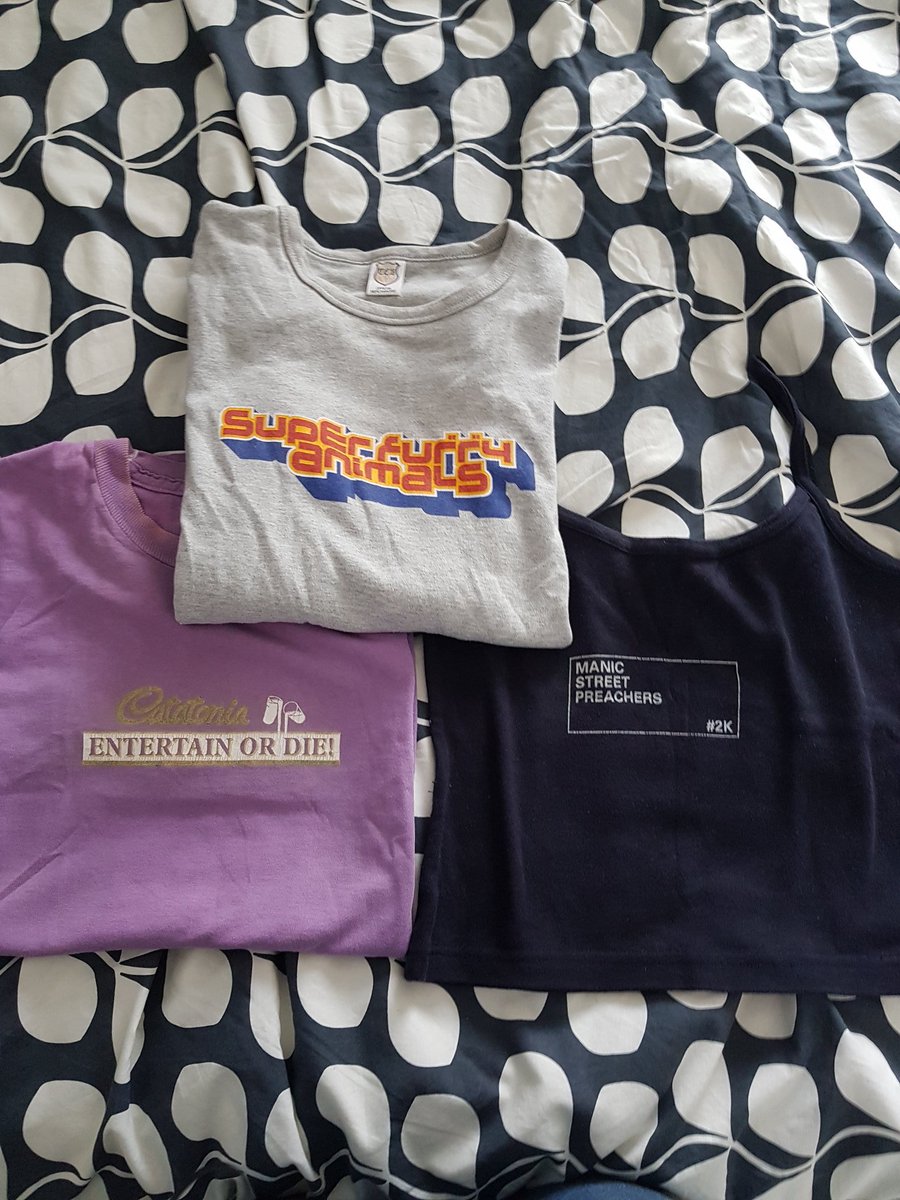 HeleddP's tweet photo. 'Sgen i ddim crys gan fand cyfoes ond 'di ffeindio bocs o hen grysau. Heb benderfynu eto pa un i'w wisgo fory #DyddCrysauTBandsCymru #WelshBandsTShirtDay https://t.co/PUKBVOCCi0