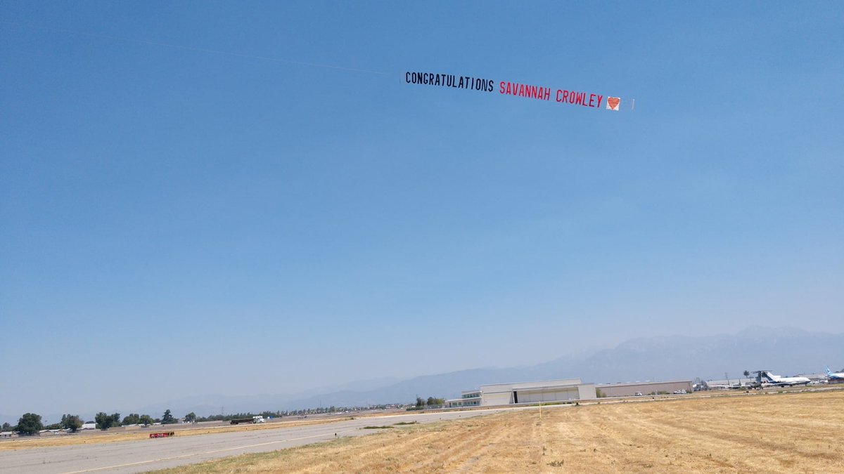 TheSkyWriters's tweet photo. Flying Congratulations banner for Savannah in Huntington Beach, CA happening now! Enjoy and way to go Mom and Dad! #graduationbanner #congratulations #Graduation2020 #skybanner #theskywriters #cristinaJacuzzi @TheSkyWriters https://t.co/FMVKu18hwb
