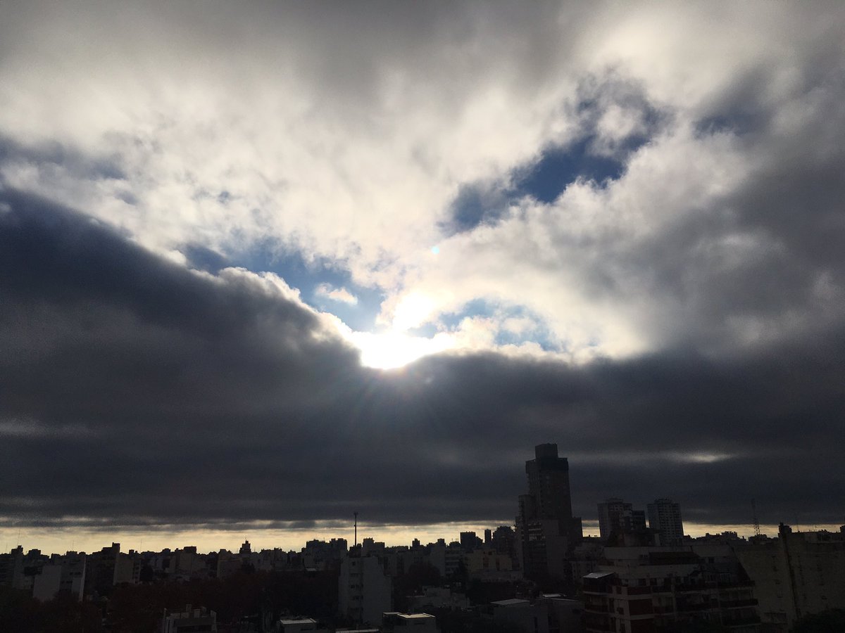 fede_locutor's tweet photo. #DePronto #SorprendenteNaturaleza #Colegiales #Caba #ahora #AôVivo @SMN_Argentina @climaencapital https://t.co/MRqNfGl49D