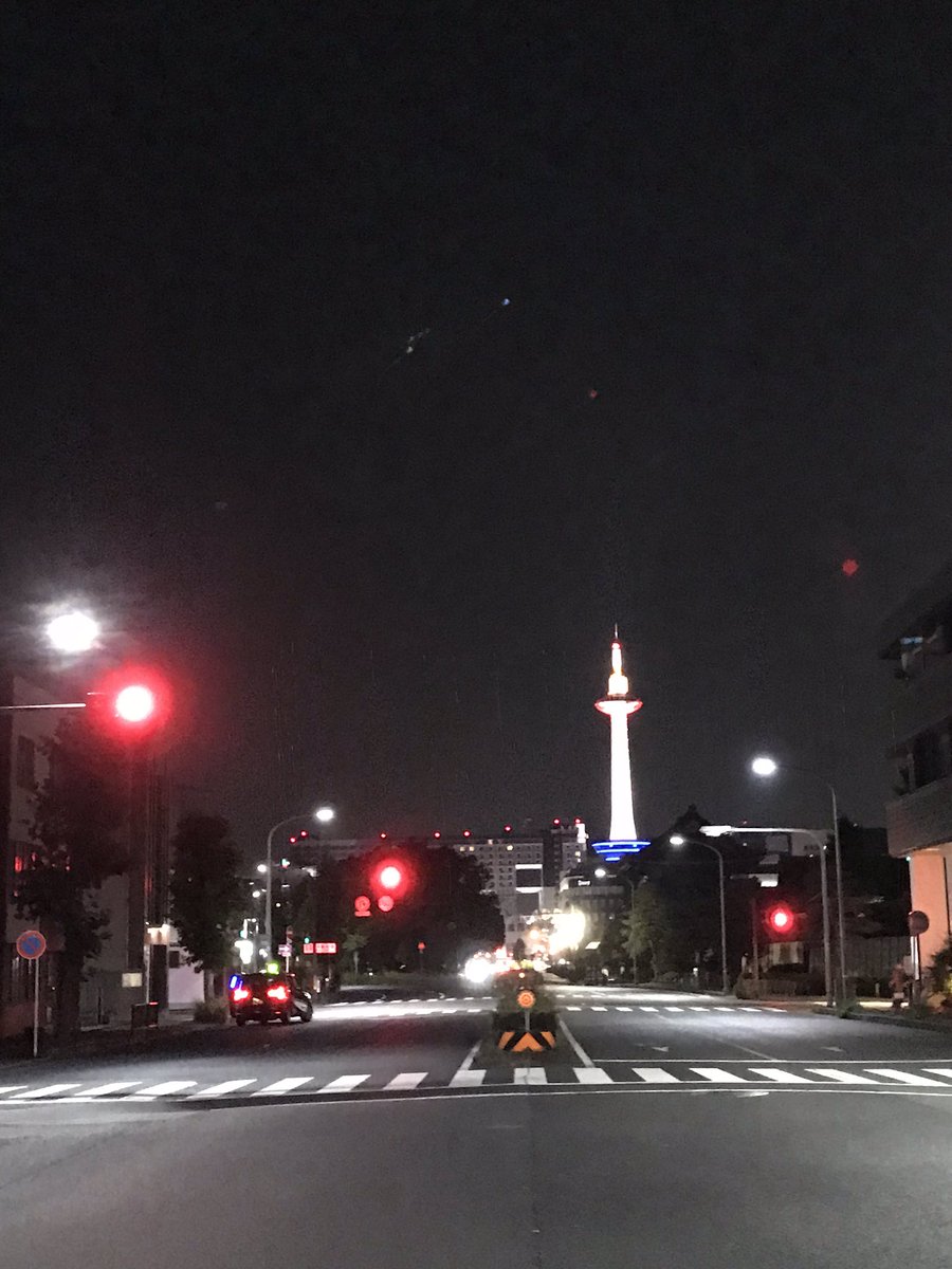 taizo2180's tweet photo. 六条の白山湯の帰りに見る京都タワーが大好きだ！ https://t.co/xoxM6FXAes