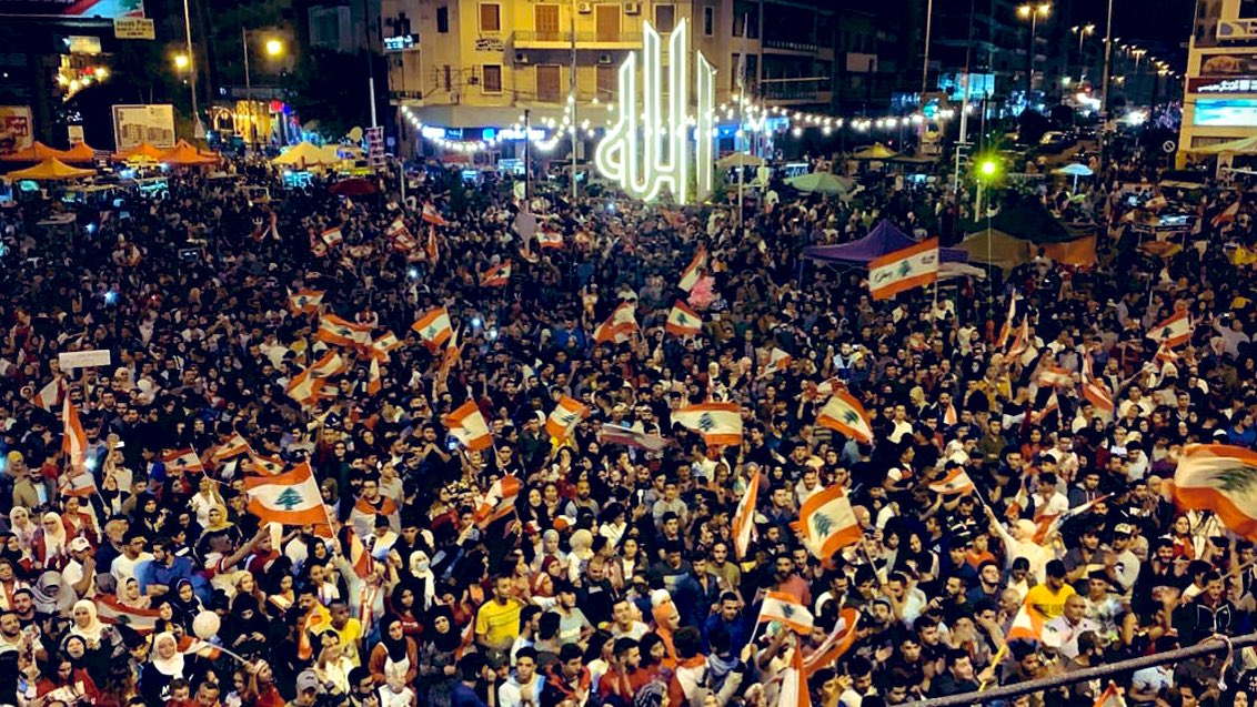 AyanaYakhni's tweet photo. BRING BACK 17 OCTOBER AGAINN 😍😍🙌🏻🙌🏻🙅🏻‍♀️🙅🏻‍♀️🇱🇧🇱🇧🇱🇧🇱🇧🇱🇧  #لبنان__ينتفض

P.S  It’s an old picture! #طرابلس_عروس_الثورة https://t.co/XoYc8uCfHy