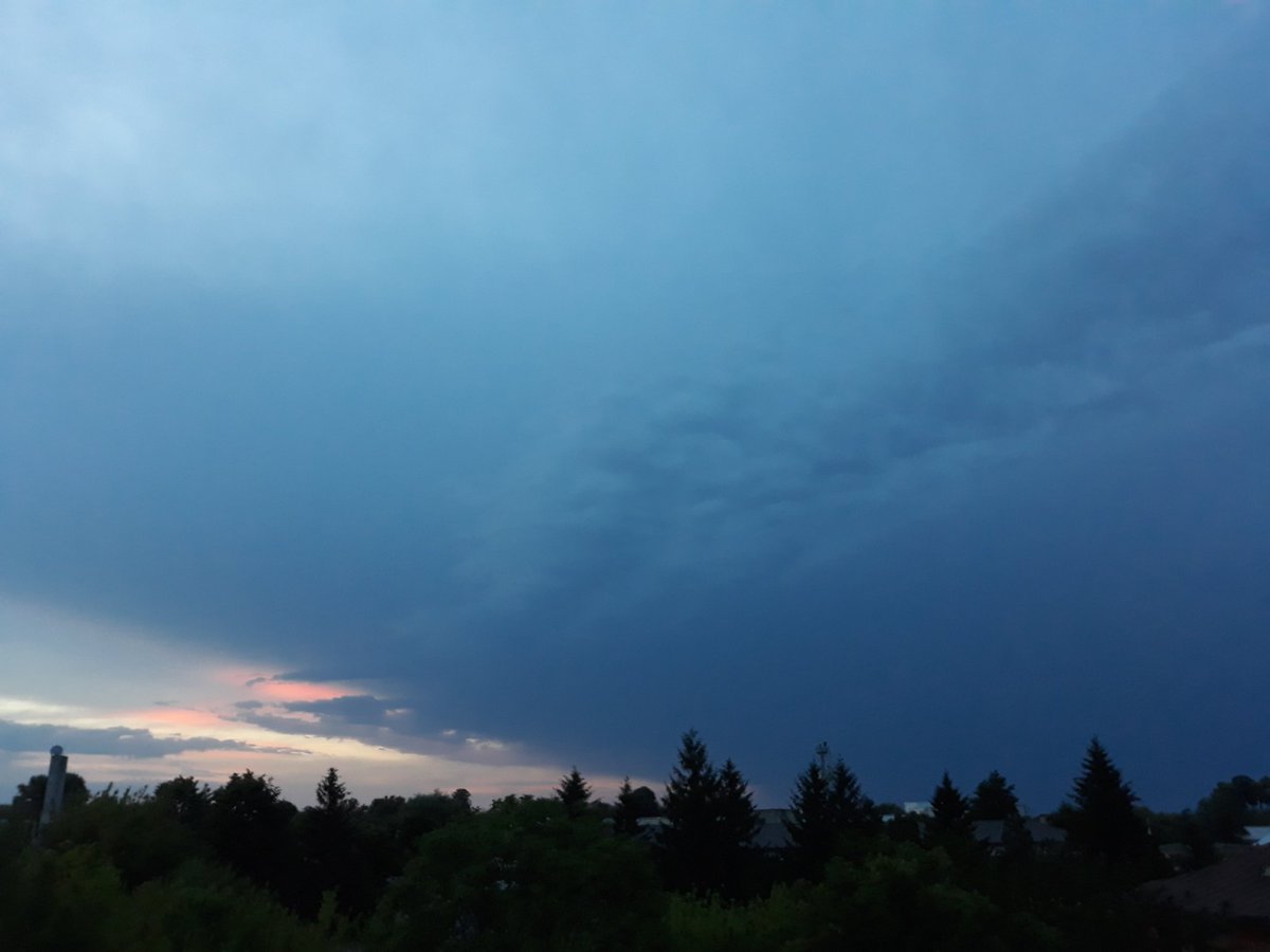 Syndrish_28's tweet image. Pretty pretty this evening #sky #storm #clouds