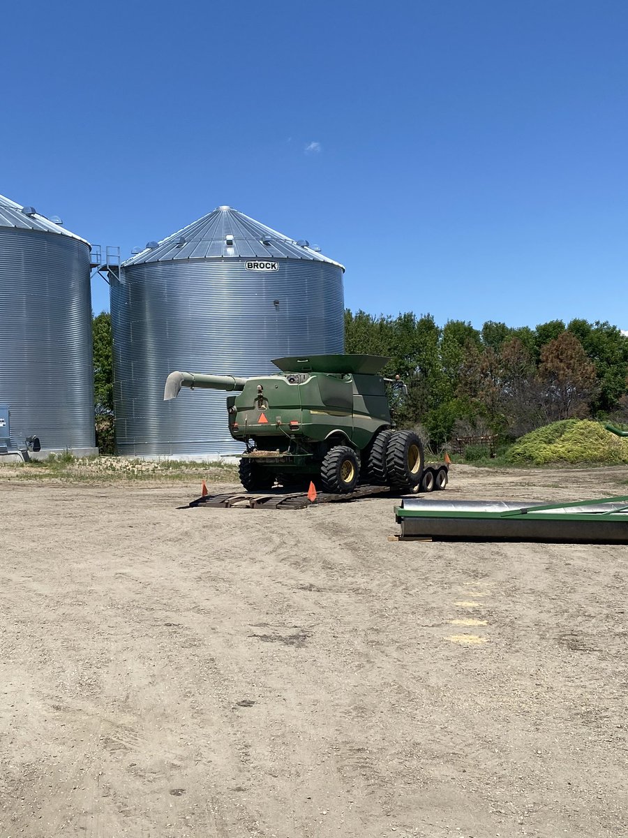waldderek's tweet photo. No better feeling than a clean combine showing back up and the dirty one leaving for a service special! https://t.co/V07EKwkmut