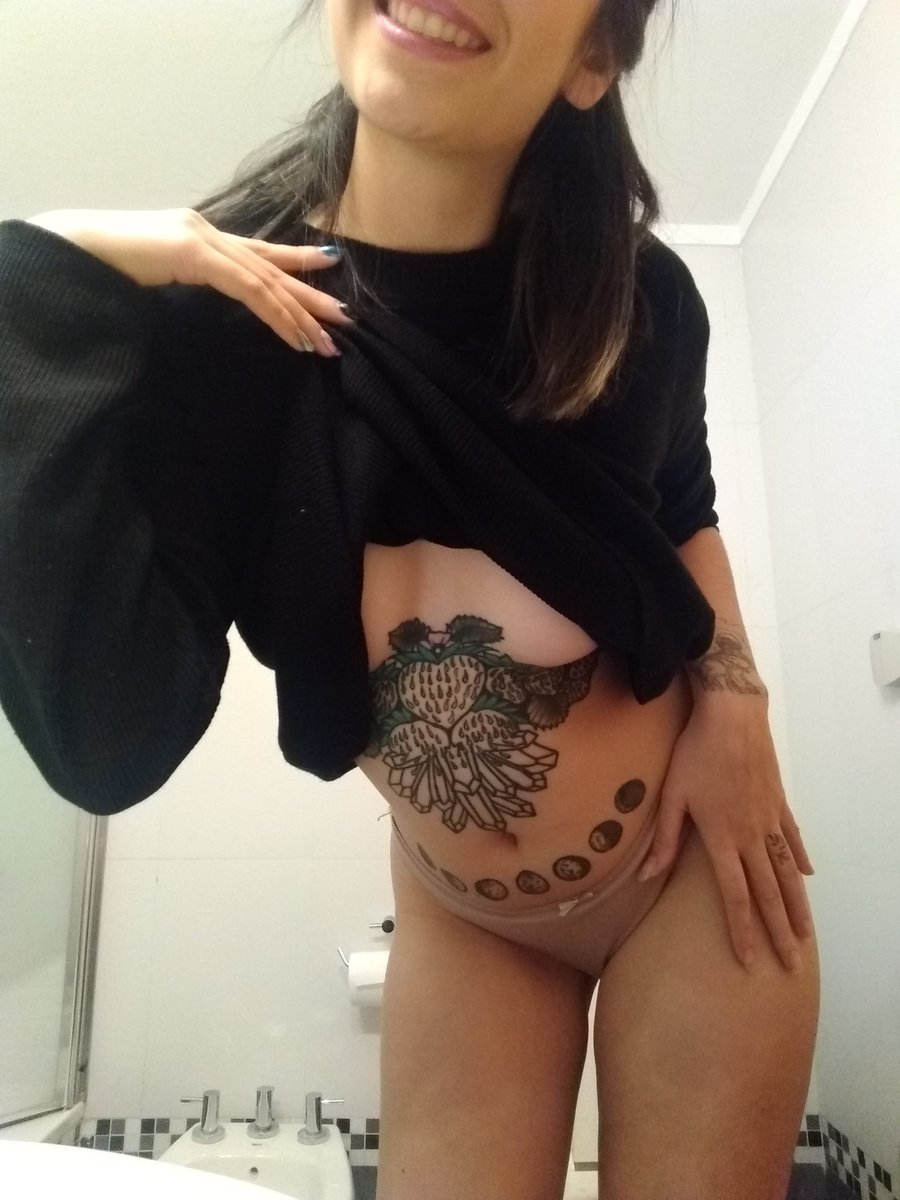 Bongo_Kitten_'s tweet photo. Estoy al reeeeee pedo queridos amigos de Twitter 😆 
Otro día cuarenteneando... 

#JuevesDeGanarSeguidores #TetasTiernas #Tetasencuarentena #Argentina #Damecalor https://t.co/a7CpxdKIzT