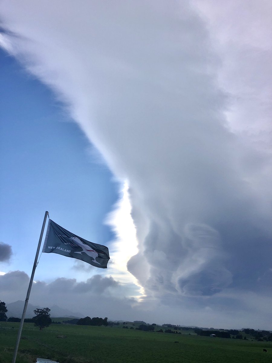 Awesome arch going on in the lee of the mighty Ruahine Ranges. #weatherwatch #dannevirke