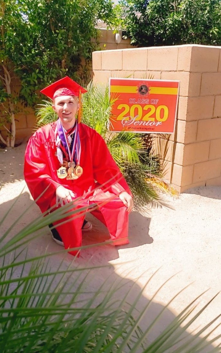 Erica_carr5's tweet photo. Congratulations Liam! Thank you to the PDHS teachers, admins, coaches, businesses, families & friends for a memorable 2020!
Got 2 more Carr boys headed your way❤💛 #pdallin #pdhsclassof2020 #pdaztecs https://t.co/SOSOhzl9zw