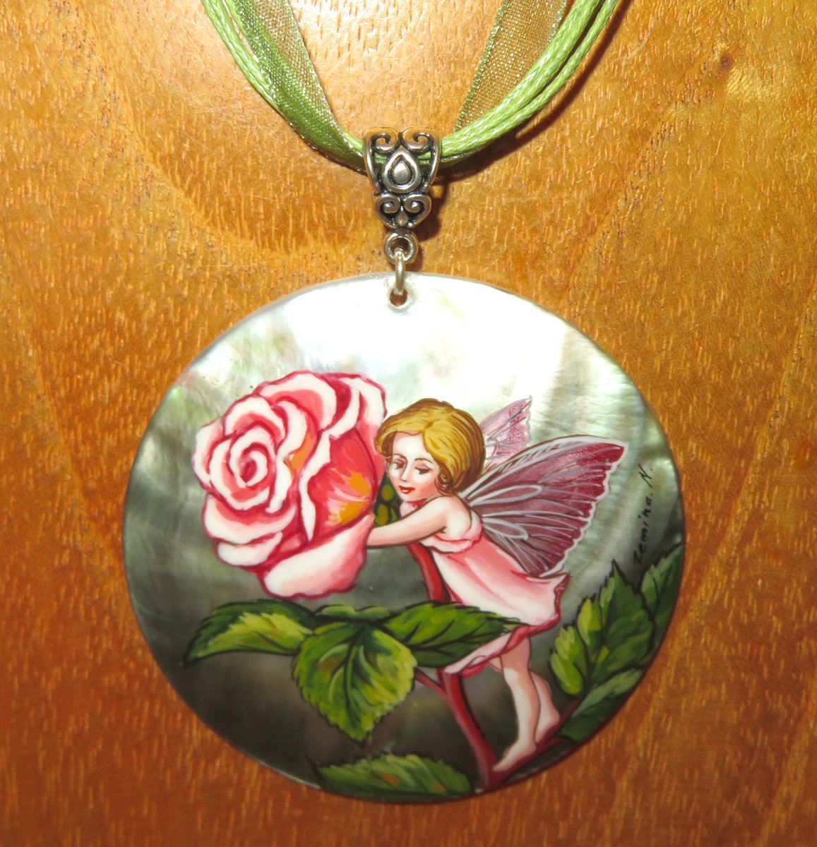 RitaRussian's tweet photo. Pendant with The ROSE FLOWER FAIRY, very cute!!!
https://t.co/fiWHU8jlAY
#pendant #shellpendant #handmade #handpainted #artistmade #flowerfairy #fairy #cute #cutefairy #rosefairy #flowerrose #ritasrussianshop https://t.co/Rc6QT5RVWo