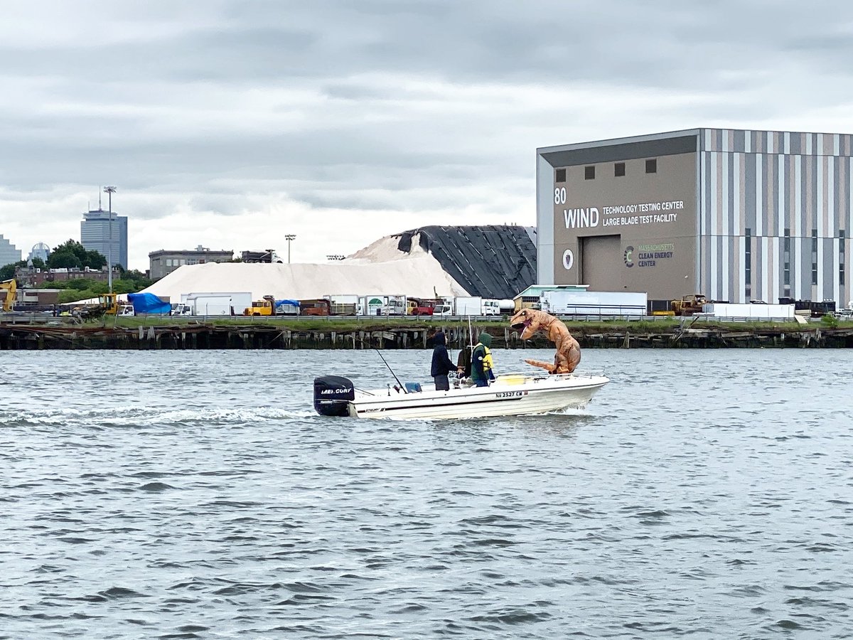 OnlyInBOS's tweet photo. The Boston Police Harbor Unit pulled over a dinosaur attempting to fish in Boston Harbor. https://t.co/whZwVzyiHW
