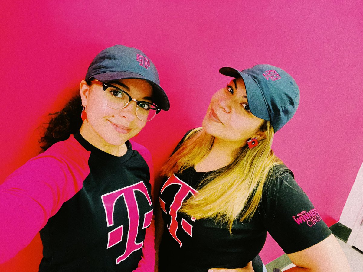 Rocking our new hats 👯‍♀️ <a href="/Florenciatmo/">Florencia Martinez</a> <a href="/TMobile/">T-Mobile</a> @TMobileGear <a href="/Nike/">Nike</a> #BQLI #Magentaswag