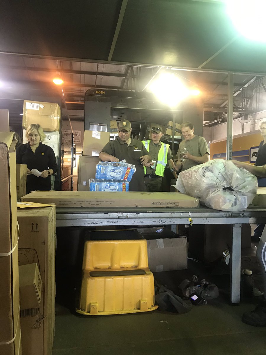 Duluth co-chair Kris Hanson hands out H2O while reviewing how essential hydration is for our brain and muscles.<a href="/TJMinneapolis/">Tony Johnson</a> <a href="/JTheisen6/">JTheisen</a> #npsafetyaware