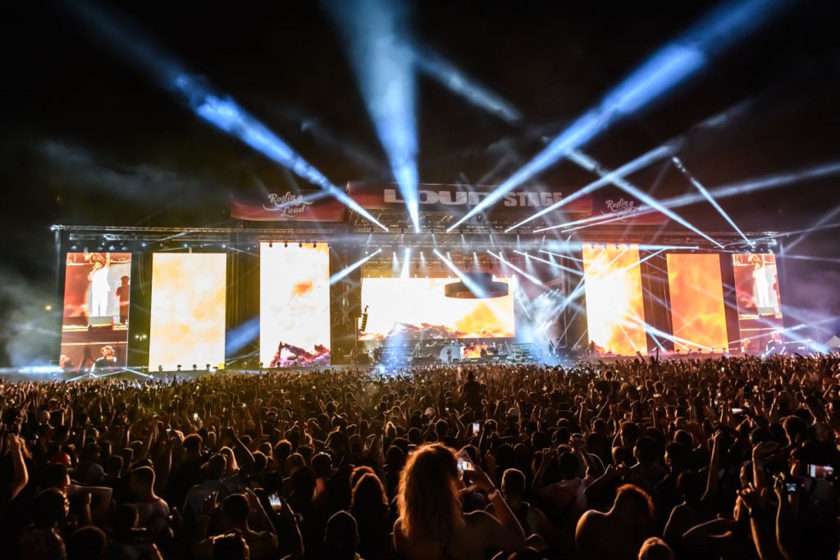 ComplexMusic's tweet image. Did you know the NYPD has a whole team dedicated to keeping tabs on rappers...?

It's called the Enterprise Operations Unit—basically the "hip-hop police."

Here's a closer, in-depth look: bit.ly/2UzZnQJ