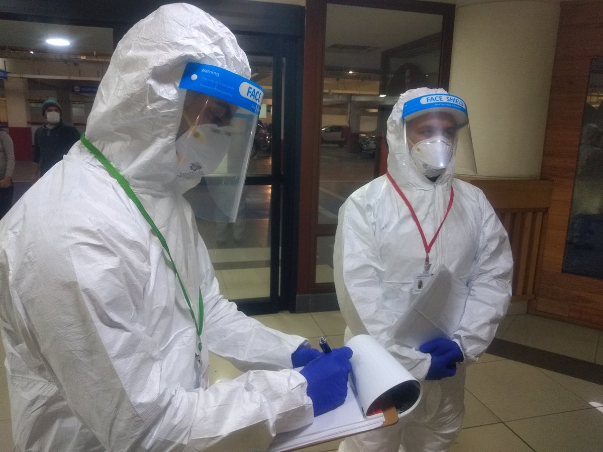 Ahora funcionarios de Seremi Salud decretan prohibición funcionamiento a instalaciones del Mall Paseo Puerto Varas tras brote de #covid19 en 5 trabajadores. Se está realizando investigación epidemiológica para determinar si existen otros posibles contagios #CuidemonosEntreTodos