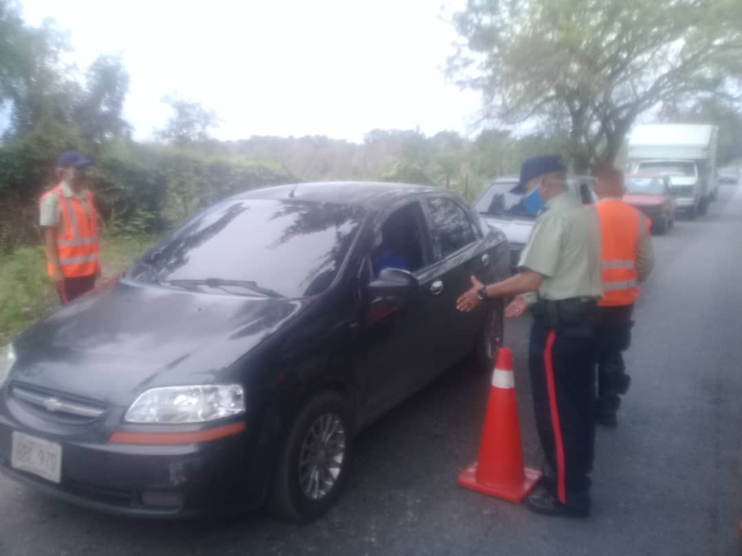 policiafla01's tweet photo. #11Jun @policiafla01 Realizo punto de Atención al Ciudadano en principales Av. Del Municipio @LinaresPotencia, ofreciendo seguridad y bienestar a los Linarense #CuarentenaConsciente.
@RMarcoTorres
@Zamora_PSUV_
@POLICIA_ARAGUA
@Rorinson https://t.co/e8hdAwdEAF