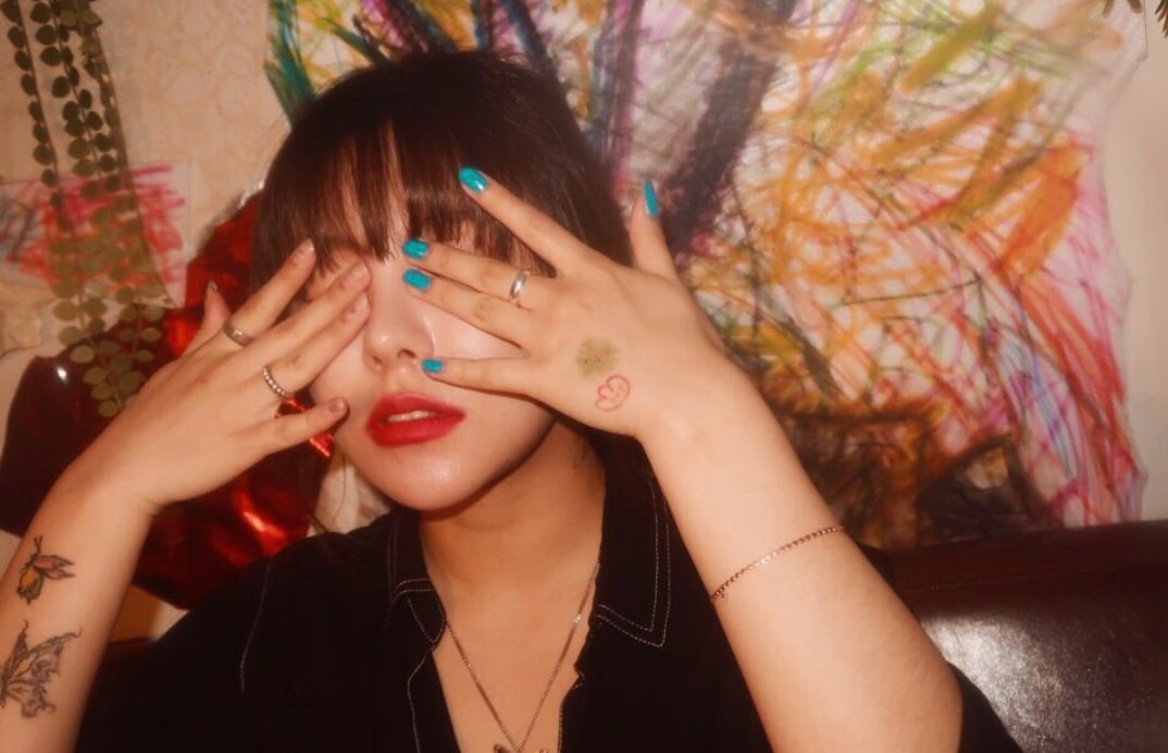 Wheein's 9th tattoo!(*in March 2020)Friendship flowers tattoo with her friend Jimin P.S. I'll count 2 flowers as a whole piece))