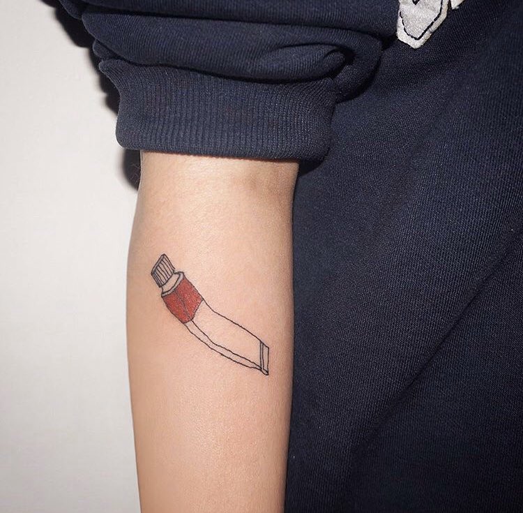 Wheein's 10th tattoo!(* in April 2020)A paint tube ~