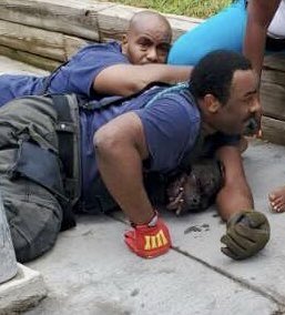 dcfireems's tweet photo. #DCsBravest were operating at a fire in the 4000 block of South Capitol St SE when 2 dogs began attacking civilians outside. Firefighters from Truck 8 threw their bodies on the animals to hold them down and prevent further attacks pending @DCPoliceDept arrival. https://t.co/MU6ELayC4A