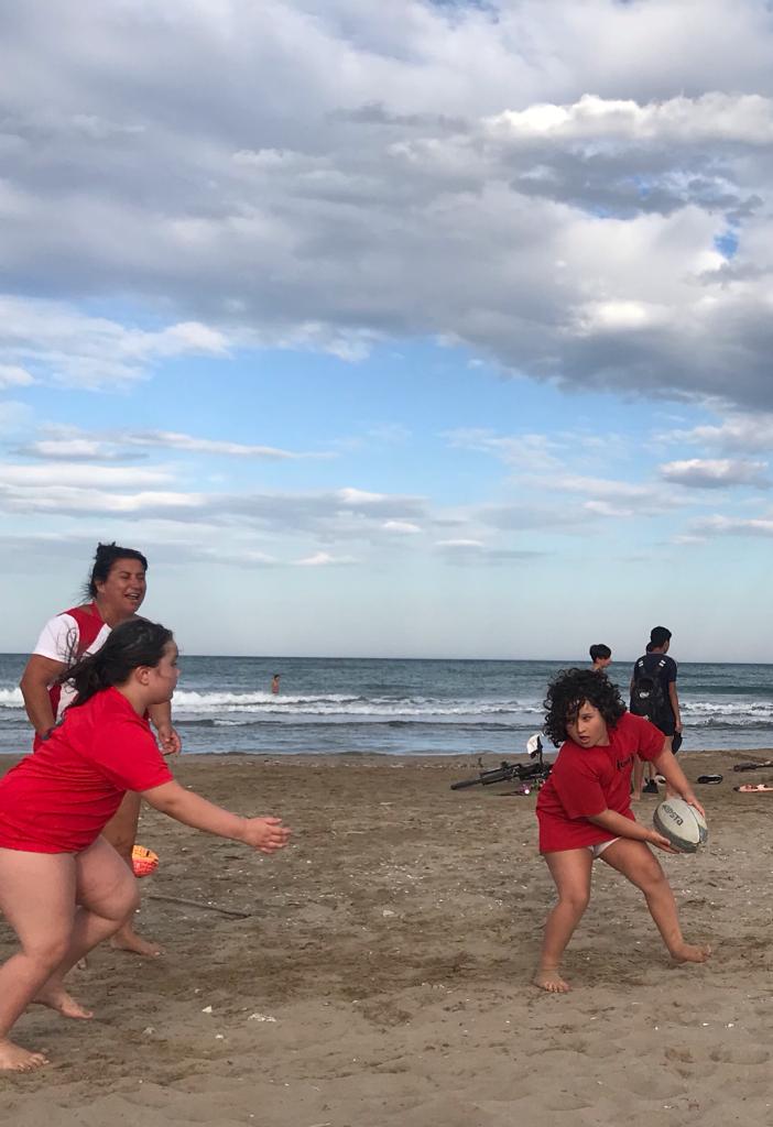 Aprovechando que ya se puede ir a la playa 🏖️🤗🙄🤗, nuestras escuelas cambian el césped por la arena 😜🤩😜🤩😜
#moltaUER 🔴 ⚪ #MoltaUER #rugby #rugbylife #escuelas #superacion #valencia