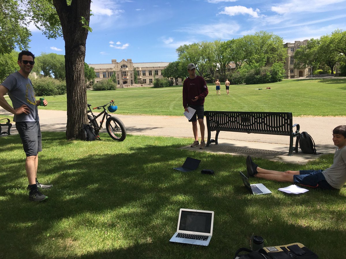 DanLMcElbot's tweet photo. Undergrad social distancing meeting! Loving the sun!
#JournalClub #HowlandLab https://t.co/4tvnO9Sh35