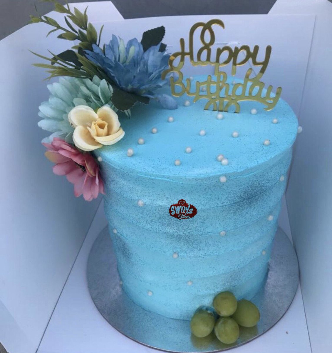 AndSlices's tweet photo. Let’s pamper your taste bud😋😋😍.... For a special someone❤️. #turquoisecake #yummycakes #simpleyetsweet https://t.co/CIn3MaKbvi