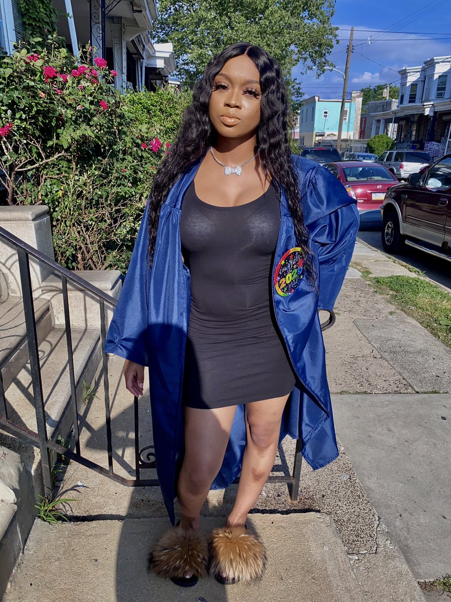po0hhh's tweet photo. i made it 🎓🥳 https://t.co/mZYknQnMin