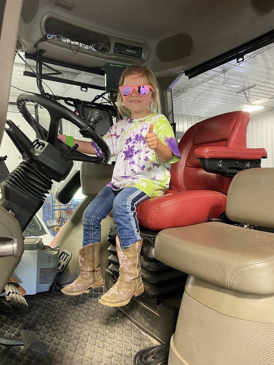 Hey @lesleyraekelly!  I have a volunteer for your next episode of #RidingInCabsWithFarmers!  😉. I promise you won’t need to prepare any interview questions. She’ll take the lead and let you know how things are in the world. 😉 #agriculture #farming #thursdayvibes