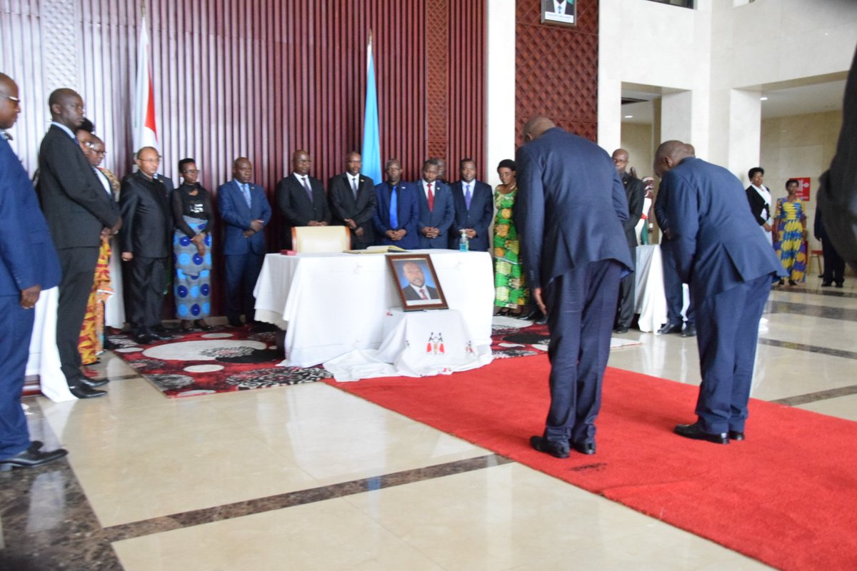 #Burundi: 11/06/2020: SE Dr. <a href="/ButoreJ/">Dr. Joseph BUTORE (Ph.D)</a>, Deuxième Vice-Président de la République, s'est joint aux autres membres du <a href="/BurundiGov/">Bureau du Premier Ministre</a> en apposant sa signature dans le livre de condoléances en mémoire de feu Son Excellence Président Pierre Nkurunziza.