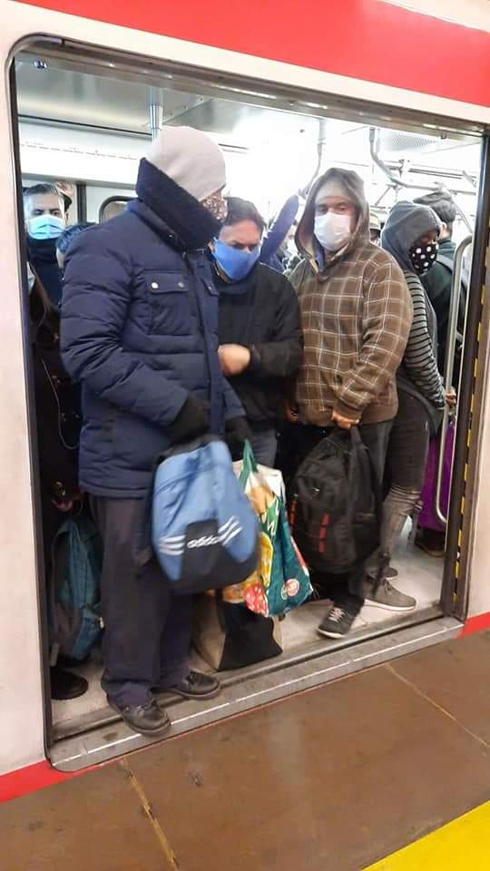 Metro de Santiago, 7:30 hrs, en plena "cuarentena". En Chile el foco de contagios y brotes de Covid19 es el transporte público, el trabajo, el hacinamiento y la gente que debe salir a trabajar para alimentarse. La enfermedad de base de los Chilenos es ser pobre.
